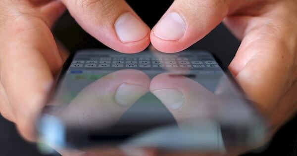 Ein bislang unbekannter Mann soll nach dem tödlichen Unfall am Asperger Bahnhof Fotos von Polizisten gemacht haben. Ein bislang unbekannter Mann soll nach dem tödlichen Unfall am Asperger Bahnhof Fotos von Polizisten gemacht haben.