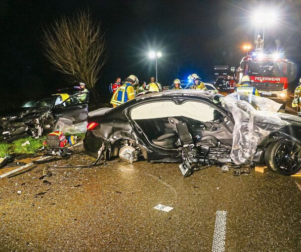 Der BMW wurde bei dem Unfall komplett zerstört. Foto: KS-Images.de/Andreas Rometsch
