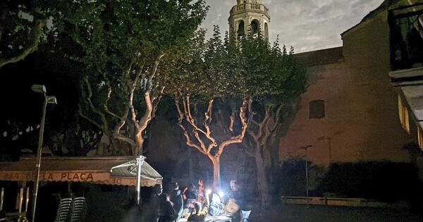 Menschen sitzen bei Taschenlampenlicht auf einem Platz in der spanischen Stadt Premià de Mar. Im April fiel auf der iberischen H Menschen sitzen bei Taschenlampenlicht auf einem Platz in der spanischen Stadt Premià de Mar. Im April fiel auf der iberischen Halbinsel großflächig der Strom aus. Das könnte auch in Deutschland passieren.
