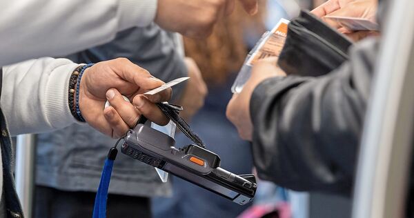 Der Unbekannte kann bei der Kontrolle kein Ticket vorzeigen. Der Unbekannte kann bei der Kontrolle kein Ticket vorzeigen.