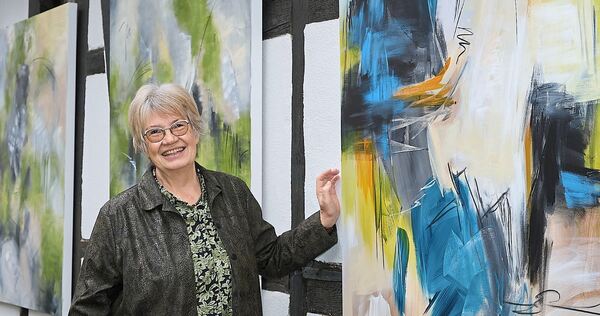 Selbstleuchtende Gegenwelten: Angelika Mollner in ihrem Atelier. Selbstleuchtende Gegenwelten: Angelika Mollner in ihrem Atelier.