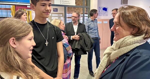 Nahbare Ministerin: Das Schülersprecher-Team Finja und Noah im Gespräch mit Theresa Schopper. Nahbare Ministerin: Das Schülersprecher-Team Finja und Noah im Gespräch mit Theresa Schopper.