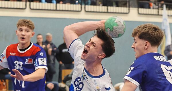 Finn Joneleit (links) und der SVK befinden sich aktuell an der Spitze der 3. Liga. Foto: Baumann Finn Joneleit (links) und der SVK befinden sich aktuell an der Spitze der 3. Liga.