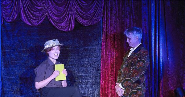 Turbulenter Abend: Rüdiger Erk und Anna Le Fur wechseln während der mitunter turbulenten Performance zwischen Dutzenden Rollen h Turbulenter Abend: Rüdiger Erk und Anna Le Fur wechseln während der mitunter turbulenten Performance zwischen Dutzenden Rollen hin und her.