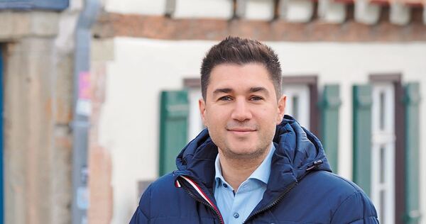 Tayfun Tok beim Kandidatenspaziergang in der Marbacher Innenstadt. Im März will der Murrer erneut in den Landtag einziehen. Tayfun Tok beim Kandidatenspaziergang in der Marbacher Innenstadt. Im März will der Murrer erneut in den Landtag einziehen.