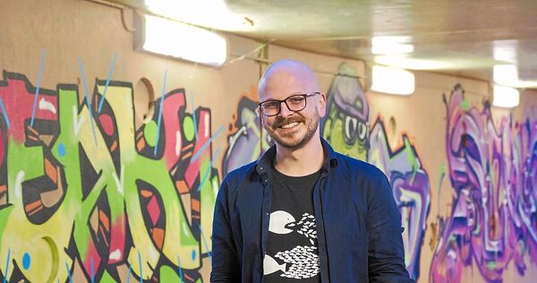 Als Ort für das Treffen wählte der Landtagskandidat und Lehrer die Wilhelm-Keil-Gemeinschaftsschule in Aldingen. Fotografiert wu Als Ort für das Treffen wählte der Landtagskandidat und Lehrer die Wilhelm-Keil-Gemeinschaftsschule in Aldingen. Fotografiert wurde er an der Stadtbahnunterführung direkt daneben.