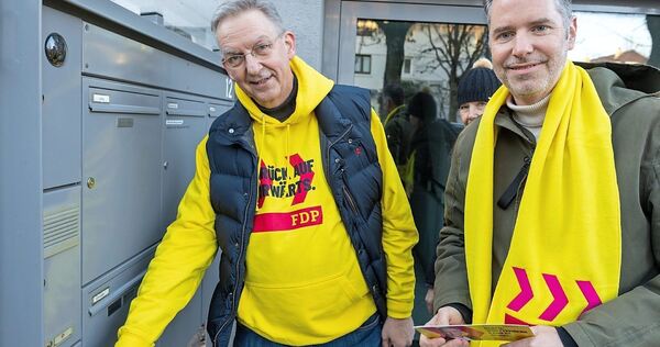 Wolfgang Vogt (links) und Christian Dürr beim Klingelputzen. Wolfgang Vogt (links) und Christian Dürr beim Klingelputzen.