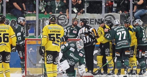 Hitziges Duell: Spieler beider Teams geraten hier aneinander. Steelers-Goalie Olafr Schmidt hat sich derweil den Puck gesichert. Getümmel vor dem Bietigheimer Tor: Steelers-Goalie Olafr Schmidt behält die Ruhe und sichert sich die Scheibe.