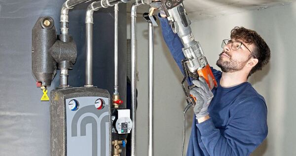 Ein Anlagenmechaniker bei der Arbeit. Ein Anlagenmechaniker bei der Arbeit.