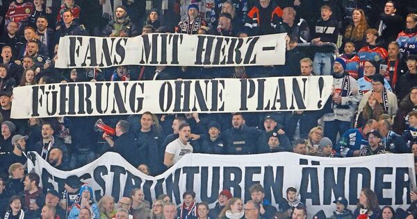Banner gegen die Clubführung: Fans der Heilbronner Falken äußern bei einem Oberliga-Heimspiel ihren Unmut. Screenreader