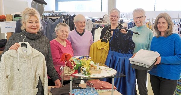 Das Team der Caritas in der Kleiderkiste am Solitudeplatz. Daniela Bing (ganz rechts) und Margit Jordan (Dritte von rechts) sind Das Team der Caritas in der Kleiderkiste am Solitudeplatz. Daniela Bing (ganz rechts) und Margit Jordan (Dritte von rechts) sind froh über die neuen Räume.