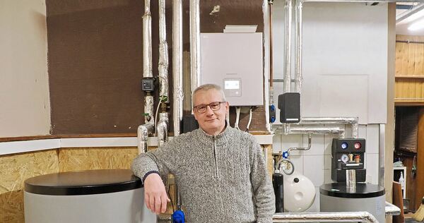 „Am Anfang war ich skeptisch hoch zehn“: Wolfgang Gerne lehnt am Pufferspeicher in seinem Heizungskeller. „Am Anfang war ich skeptisch hoch zehn“: Wolfgang Gerne lehnt am Pufferspeicher in seinem Heizungskeller.