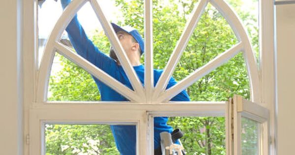 Muss sich strecken: Ein Beschäftigter der Rema Gebäudereinigung bei der Arbeit an einem Ludwigsburger Haus. Muss sich strecken: Ein Beschäftigter der Rema Gebäudereinigung bei der Arbeit an einem Ludwigsburger Haus.