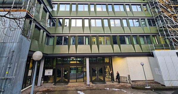 Während der Bauzeit ist der Eingang des Landgerichts Stuttgart um die Ecke verlegt worden. Das hat ungeahnte Vorteile: Nachdem d Während der Bauzeit ist der Eingang des Landgerichts Stuttgart um die Ecke verlegt worden. Das hat ungeahnte Vorteile: Nachdem die Angehörigen der Angeklagten mit denen der Opfer vor zehn Tagen vor dem Gericht aneinandergerieten, wurden sie heute get