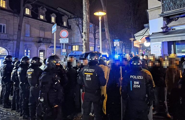 Die Polizei kesselt die Demonstranten in der Myliusstraße ein. Die Polizei kesselt die Demonstranten in der Myliusstraße ein.
