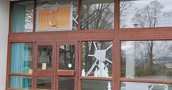 Auch am Eingang zur Aula der Gemmrigheimer Schule wurden Scheiben mutwillig zerstört. Auch am Eingang zur Aula der Gemmrigheimer Schule wurden Scheiben mutwillig zerstört.