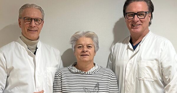 Erfolgreiche Operation: Oberarzt Dr. Wilko Staiger (links) und der Ärztliche Direktor der Klinik für Gefäßchirurgie, vaskuläre u Erfolgreiche Operation: Oberarzt Dr. Wilko Staiger (links) und der Ärztliche Direktor der Klinik für Gefäßchirurgie, vaskuläre und endovaskuläre Chirurgie am RKH Klinikum Ludwigsburg, PD Dr. Johannes Gahlen (rechts) sowie Sevil Tüter, Patientin (Mitt