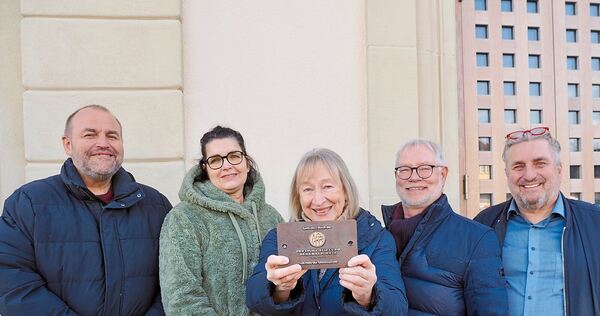 Beim Anbringen der Bronzeplakette dabei waren (von links) Pfarrer Alois Krist, Bauleiterin und Architektin Anja Pobitschka, Gabr Beim Anbringen der Bronzeplakette dabei waren (von links) Pfarrer Alois Krist, Bauleiterin und Architektin Anja Pobitschka, Gabriele Schwenk-Ebbighausen vom Kirchengemeinderat, Rainer Walter Müller von der Deutschen Stiftung Denkmalhilfe und Christop