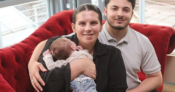 Sie halten ihr Glück in den Händen: Rosemarie Lehmann und Mohammad Aljahmani sind Eltern eines Mädchens geworden, ohne zuvor von Sie halten ihr Glück in den Händen: Rosemarie Lehmann und Mohammad Aljahmani sind Eltern eines Mädchens geworden, ohne zuvor von der Schwangerschaft gewusst zu haben.