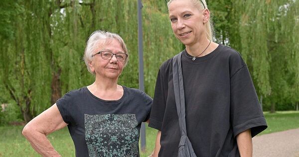 Ruth Österle-Glasbrenner (links) und Ulrike Schmidtgen sind mehr als zufrieden mit der Entwicklung des Grünzugs Pflugfelden. Ruth Österle-Glasbrenner (links) und Ulrike Schmidtgen sind mehr als zufrieden mit der Entwicklung des Grünzugs Pflugfelden.