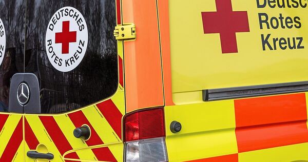 Ein Rettungswagen brachte den Mann ins Krankenhaus. Ein Rettungswagen brachte den Mann ins Krankenhaus.