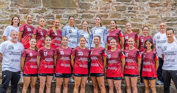 Hintere Reihe von links: Sophie Räuchle (Co-Trainerin), Lea Walter, Luna Janiak, Lena Siebert, Melina Friedrich, Klara Schneider Hintere Reihe von links: Sophie Räuchle (Co-Trainerin), Lea Walter, Luna Janiak, Lena Siebert, Melina Friedrich, Klara Schneider, Antonia Bredow, Carlotta Hees, Lea Thierer, Eda Mici (Physiotherapeutin), Hans-Dieter Helber (Ressortleiter Frauen 1). V