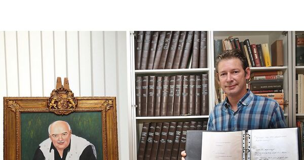 Marc-Oliver Boger vor den von Gerd Heidemann kopierten und übersetzten Hitler-Tagebüchern im Kujau-Kabinett. Kujau selbst steuer Marc-Oliver Boger vor den von Gerd Heidemann kopierten und übersetzten Hitler-Tagebüchern im Kujau-Kabinett. Kujau selbst steuert ein Selbstporträt bei.