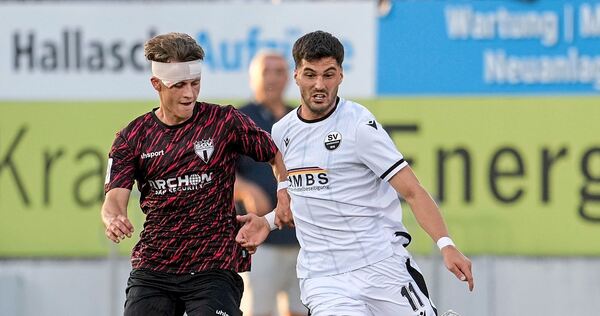 Aus nach einem Cut über dem Auge: Startelf-Debütant Linus Weik (li.) vom SGV Heilbronn-Freiberg, hier im Zweikampf mit dem Ex-Fr Aus nach einem Cut über dem Auge: Startelf-Debütant Linus Weik (li.) vom SGV Heilbronn-Freiberg, hier im Zweikampf mit dem Ex-Freiberger Mert Tasdelen.
