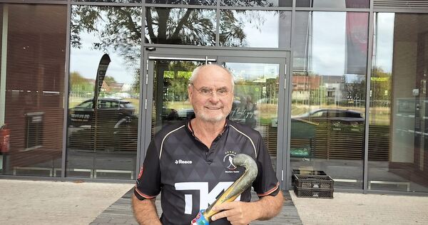 Großer Förderer des Ludwigsburger Hockeysports: Wolfgang Reisser mit der WM-Silbermedaille vor dem Sportzentrum Ost. Screenreader