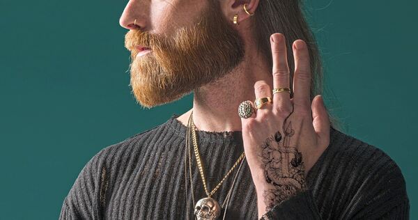 Ringe, Ketten, Tattoos: Die Sonderausstellung „Zier & Zeichen“ zeigt, wie sich Männer im Laufe der Zeit schmückten – von der Ste Ringe, Ketten, Tattoos: Die Sonderausstellung „Zier & Zeichen“ zeigt, wie sich Männer im Laufe der Zeit schmückten – von der Steinzeit bis heute.