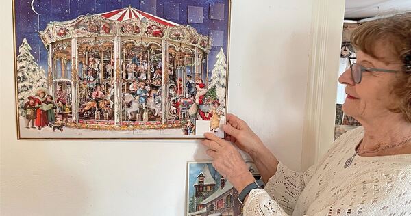 Cornelia Peters mit einem ihrer Adventskalender mit einem detailreichen weihnachtlichen Motiv. Cornelia Peters mit einem ihrer Adventskalender mit einem detailreichen weihnachtlichen Motiv.
