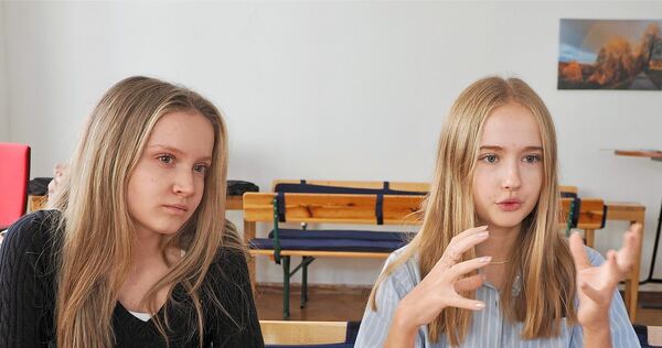 Chrysanthi Mitsa (links) und Laura Mihalkova engagieren sich seit mehreren Jahren in der Schülermitverantwortung des Alfred-Aman Chrysanthi Mitsa (links) und Laura Mihalkova engagieren sich seit mehreren Jahren in der Schülermitverantwortung des Alfred-Amann-Gymnasiums.