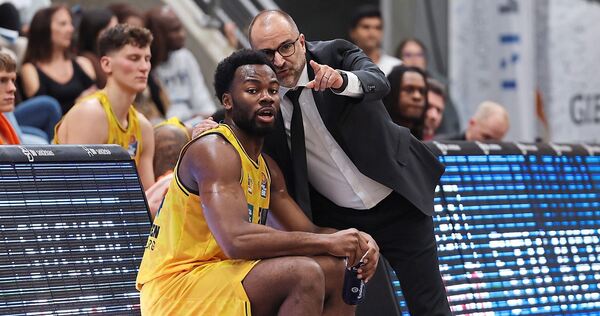 Coacht gerne: Carles Durán (rechts) gibt Maxwell Dongmo Temoka Anweisungen. Foto: Baumann Coacht gerne: Carles Durán (rechts) gibt Maxwell Dongmo Temoka Anweisungen.