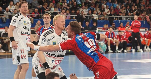 Voller Einsatz: Fabian Wiederstein (rechts) gegen die Erlanger Abwehr. Foto: Baumann Voller Einsatz: Fabian Wiederstein (rechts) gegen die Erlanger Abwehr.