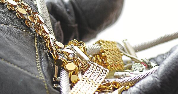 Trickdiebe haben eine Goldkette gestohlen. Trickdiebe haben eine Goldkette gestohlen.