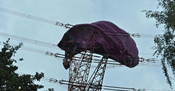 Rettungsaktion Heissluftballon Sturzt In Stromleitung Uberregionales Ludwigsburger Kreiszeitung