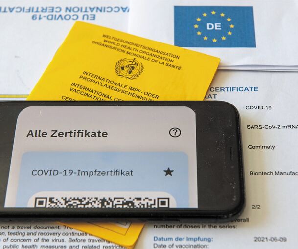 Mit dem gelben Impfpass oder einem digitalen Impfzertifikat kann man die Covid-Impfung nachweisen. Foto: dpa
