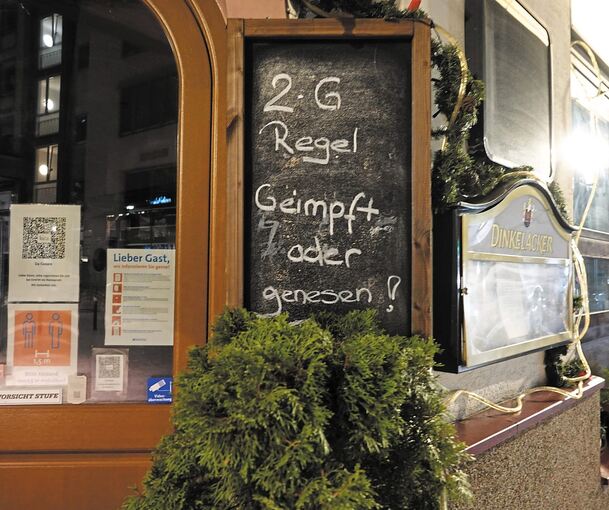 Ein Hinweisschild an einem Restaurant in der Stuttgarter Innenstadt weist auf die 2G-Regel hin. Foto: Vanessa Reiber/dpa