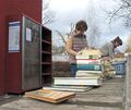 Monika Walker und Ute Schmiedt beim Saubermachen der beschädigten Bücher. Foto: Susanne Müller-Baji