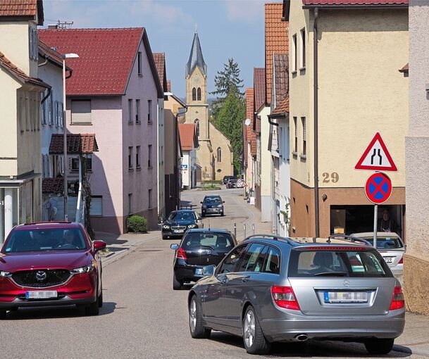 In der Hochberger Mitte geht es oft eng zu, in den Stoßzeiten staut sich hier der Verkehr. Archivfoto: Holm Wolschendorf