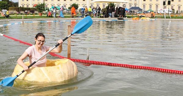 In den Kürbis, fertig, los! In Ludwigsburg findet wieder die Kürbisregatta statt. In den Kürbis, fertig, los! In Ludwigsburg findet wieder die Kürbisregatta statt.