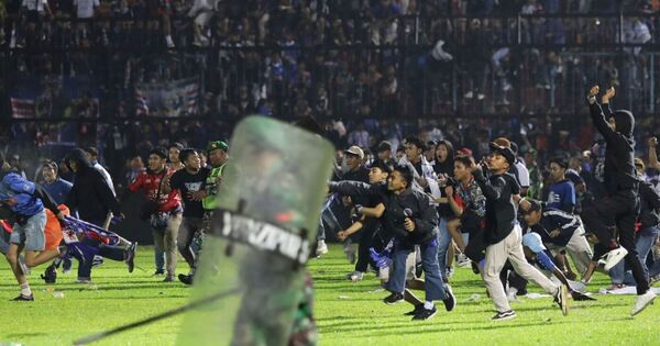 Banyak yang tewas dalam kepanikan massal di stadion di Indonesia
