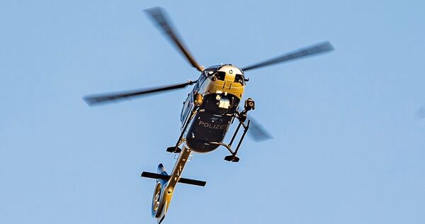 Ein Polizeihubschrauber im Einsatz. Ein Polizeihubschrauber im Einsatz.