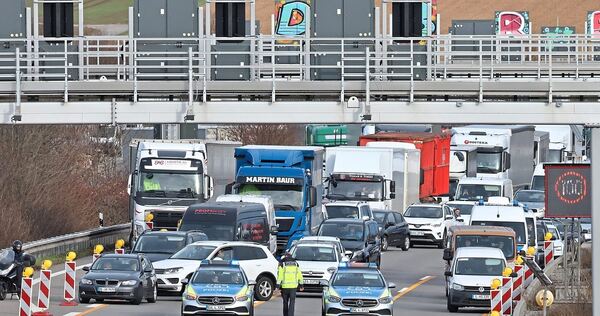 Vor dem Engelbergtunnel staut sich der Verkehr. Vor dem Engelbergtunnel staut sich der Verkehr.