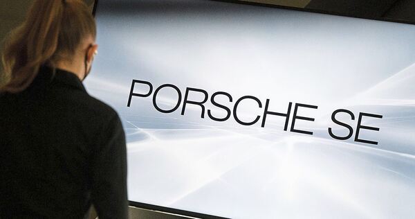 Porsche SE unter Druck: Nach Medienberichten fordern zwei Frauen Einsicht in einen Aufsichtsratsbericht – das Unternehmen blockt Porsche SE unter Druck: Nach Medienberichten fordern zwei Frauen Einsicht in einen Aufsichtsratsbericht – das Unternehmen blockt ab.