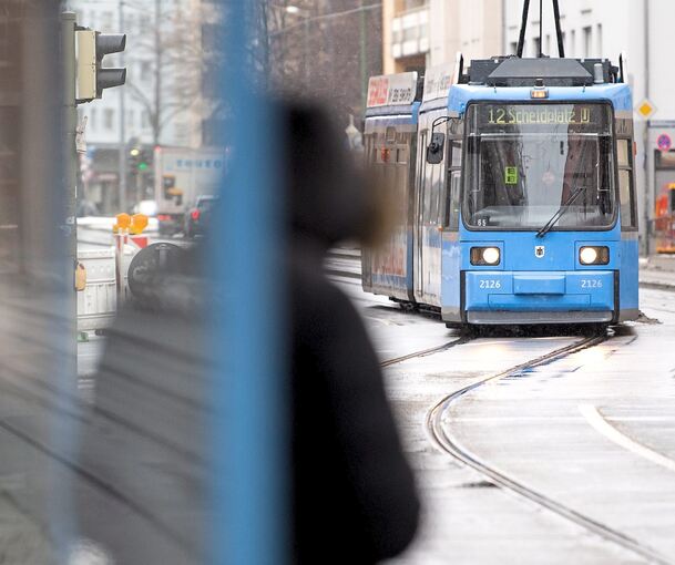 Die Straßenbahn in München, eine Niederflurbahn, findet der Neue toll. Sie kommt ohne die 38 Zentimeter Bahnsteig (wie in Heilbronn und künftig in Ludwigsburg) aus. Foto: Sven Hoppe/dpa