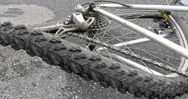 Ein Autofahrer hat einen Jungen auf seinem Mountainbike übersehen. Ein Autofahrer hat einen Jungen auf seinem Mountainbike übersehen.