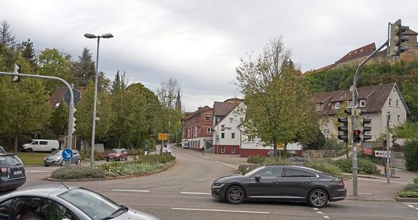 Bisher kommen Fußgänger und Radfahrer nur am ampelgeregelten Überweg über die Landesstraße. Bisher kommen Fußgänger und Radfahrer nur am ampelgeregelten Überweg über die Landesstraße.