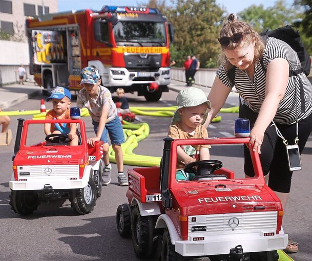 Feuerwehrfahrzeuge aus dem ganzen Kreis sind aufgefahren. Auch die Kleinsten können sich schon mal am Steuer üben. Foto: Alfred Drossel