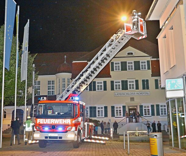Auch mithilfe der Drehleiter aus Weilimdorf ging‘s hinauf zur Rettung aus den oberen Stockwerken. Fotos: Rometsch/Freiwillige Feuerwehr Korntal-Münchingen